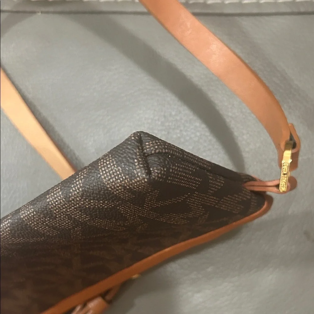 Michael Kors Signature Jet Set Logo Belt Bag - Picture 4 of 10